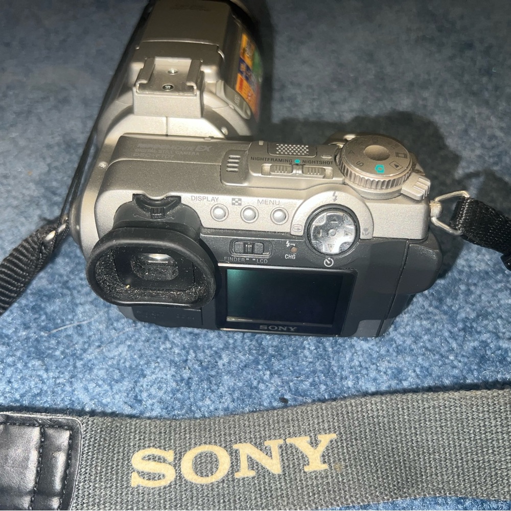 SONY Cyber Digital Camera 📸 with Case and Accessories Battery 🔋 and Charger 🔌 - Picture 5 of 6